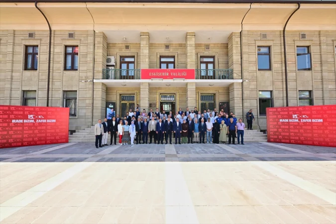 Eskişehir Valisi Yılmaz, 15 Temmuz Dijital Deneyim Merkezi'ni ziyaret etti