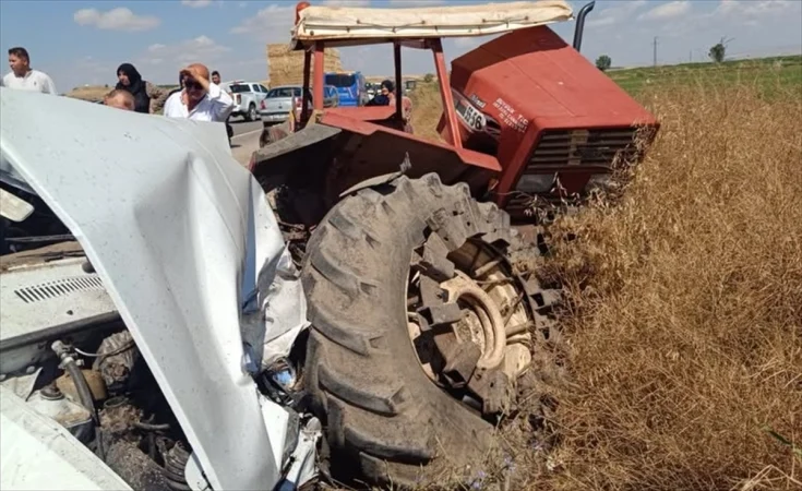 Çankırı'da park halindeki traktöre çarpan otomobildeki 3 kişi öldü, 1 kişi yaralandı