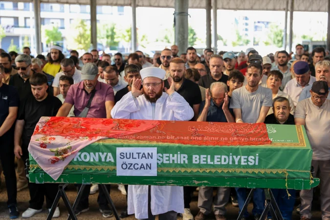 Konya'nın "Kırmızılı Kadın"ı son yolculuğuna uğurlandı