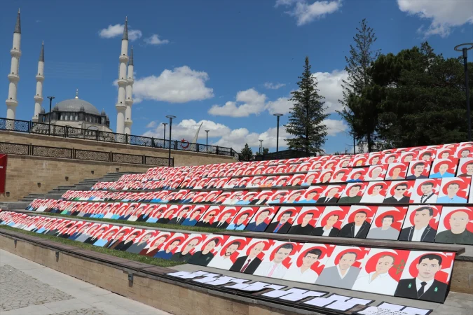 FETÖ'NÜN 15 TEMMUZ DARBE GİRİŞİMİNİN 10. YILI - Ortaokul öğrencileri 15 Temmuz şehitlerinin resimlerini tuvale yansıttı