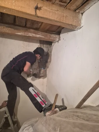 Sivas'ta duvar arasına sıkışan iki köpek yavrusu kurtarıldı