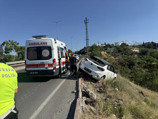 Kayseri'de şarampolde askıda kalan otomobilin sürücüsü yaralandı