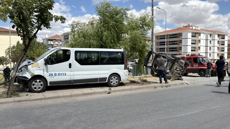 Eskişehir'de minibüsle otomobilin çarpıştığı kazada 8 kişi yaralandı