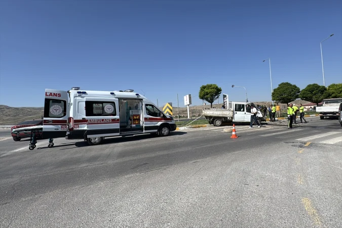 Sivas'ta iki kamyonetin çarpıştığı kazada 5 kişi yaralandı
