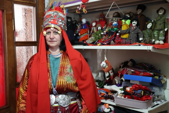 Atölyeye dönüştürdüğü evinde diktiği yöresel motifli bez bebekleri yurt dışına satıyor