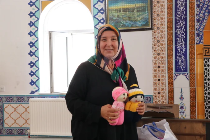 Çocukların yüzünü güldürmek için ördüğü bebekleri Kur'an kursu öğrencilerine hediye etti