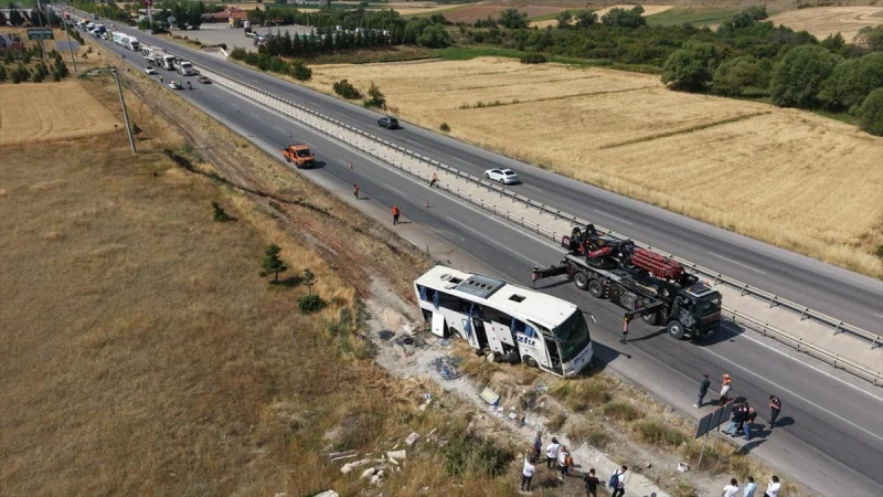 GÜNCELLEME - Eskişehir'de yolcu otobüsünün şarampole devrildiği kazada 24 kişi yaralandı