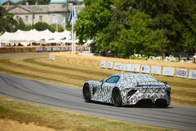Lexus, LFA Concept ile Goodwood'da gösteri sürüşü yaptı