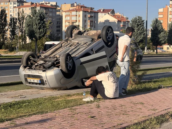 Kayseri'de hafif ticari aracın devrildiği kazada anne ve oğlu yaralandı