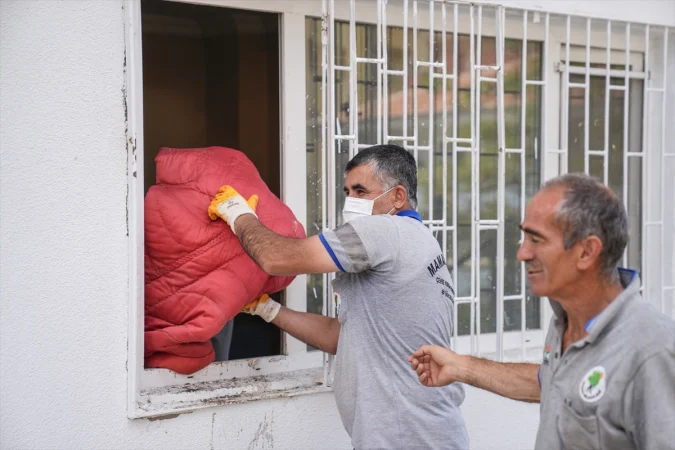 Ankara'daki evden bir kamyon çöp ve atık malzeme çıkarıldı