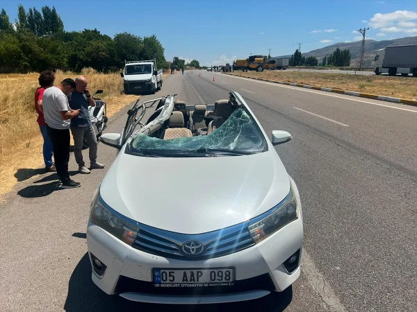 Sivas'ta biçerdöverle çarpışan otomobildeki 3 kişi yaralandı