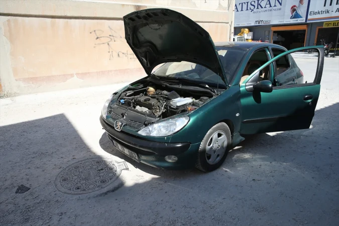 Eskişehir'de yoldaki rögar kapağına çarpan otomobil hasar gördü