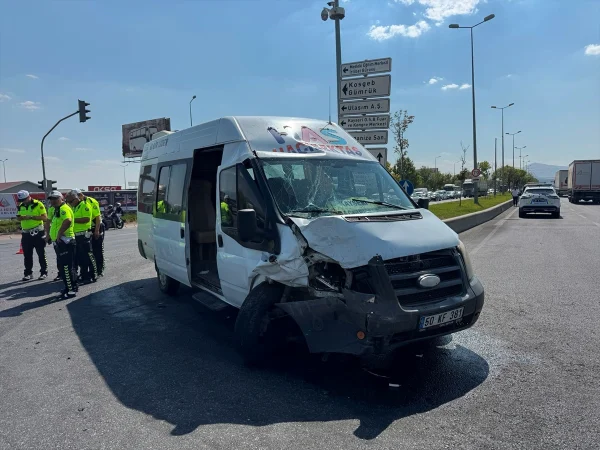 Kayseri'de yolcu minibüsü ile otomobilin çarpıştığı kazada 8 kişi yaralandı