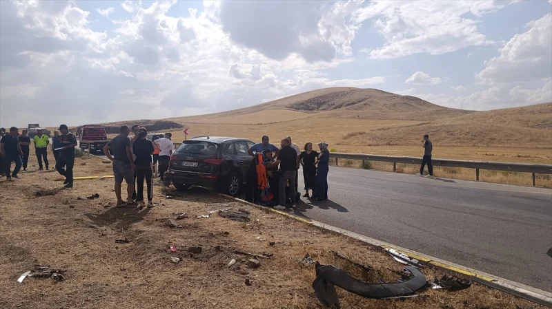 Sivas'ta iki otomobil çarpıştı, 1 kişi öldü, 8 kişi yaralandı