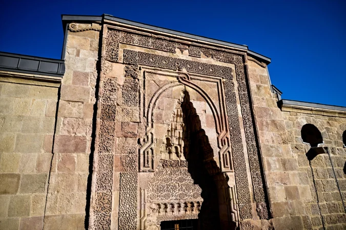 Motif motif işlenen taşlarda gölgeler yüzyıllardır kıyama duruyor
