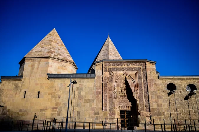 Motif motif işlenen taşlarda gölgeler yüzyıllardır kıyama duruyor