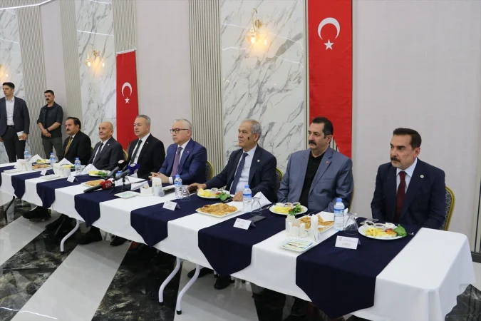 Sivas Valisi Şimşek ve Belediye Başkanı Uzun, basın mensuplarıyla bir araya geldi