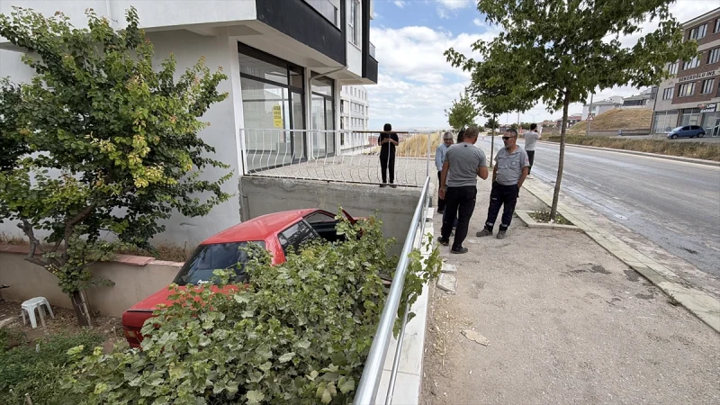 Eskişehir'de zeytinyağı dökülen yolda 2 otomobil hasarlı kaza yaptı