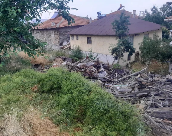 Beypazarı'nda metruk evlerin yıkımı yapıldı