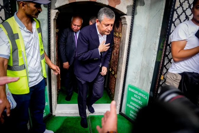 CHP'den istifa eden Özgür Özel, Hacı Bayram-ı Veli Camisi'nde açıklamalarda bulundu