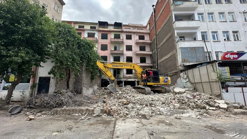 Niğde'de depremde hasar gören binaların yıkımına başlandı