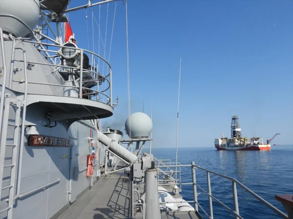 TCG Turgutreis fırkateyni, Yavuz ve Abdülhamid Han sondaj gemilerine refakatini sürdürüyor