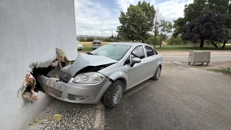 Eskişehir'de apartmanın duvarına çarpan otomobildeki 3 kişi yaralandı