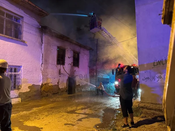 Karaman'da metruk evde çıkan yangın söndürüldü