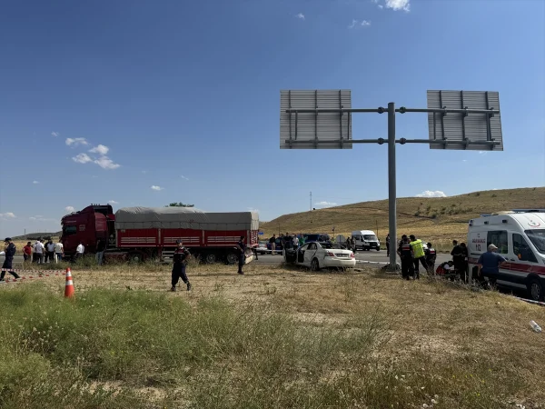 Çankırı'da tır ile otomobilin çarpıştığı kazada 3 kişi öldü, 2 kişi yaralandı