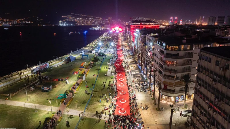 İZMİR’DE CUMHURİYET COŞKUSU